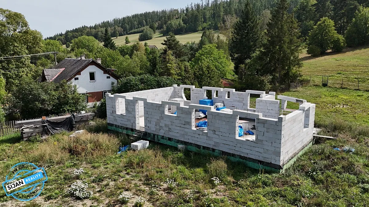 Prodej stavebního pozemku 2533 m²